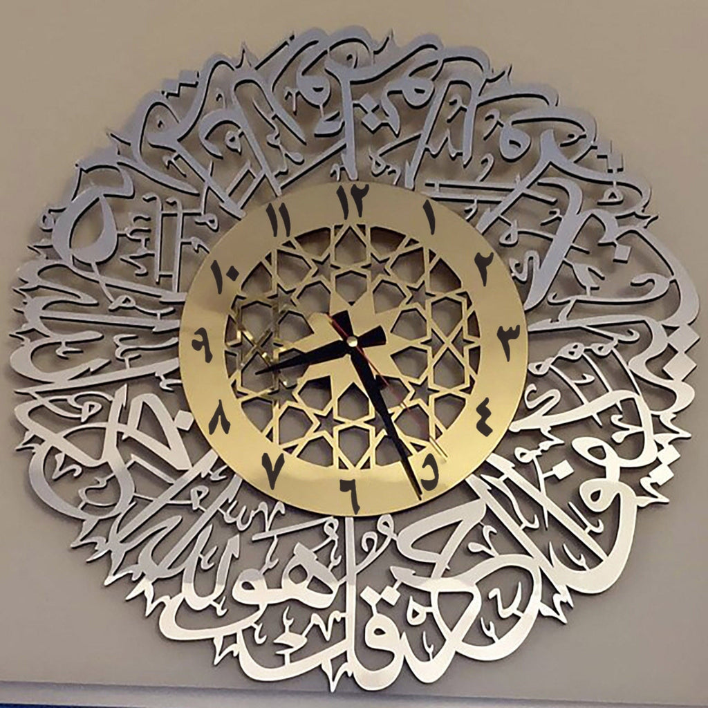 Veggklokke med arabisk kalligrafikunst